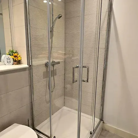 Апартаменты 1 Bed-sleeps 2-private Balcony-10 Min Centre Манчестер