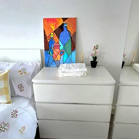 1 Bed-sleeps 2-private Balcony-10 Min Centre *