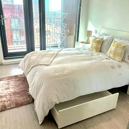 1 Bed-sleeps 2-private Balcony-10 Min Centre * Манчестер