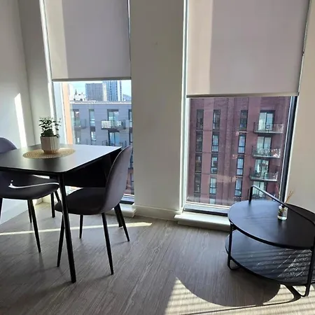 1 Bed-sleeps 2-private Balcony-10 Min Centre