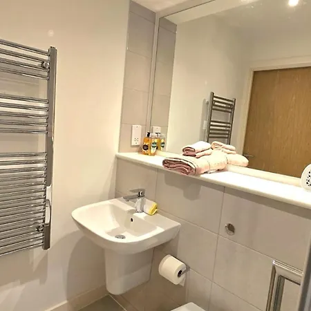 1 Bed-sleeps 2-private Balcony-10 Min Centre *