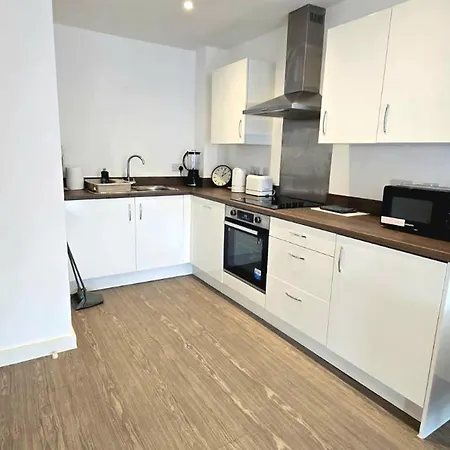 1 Bed-sleeps 2-private Balcony-10 Min Centre Манчестер