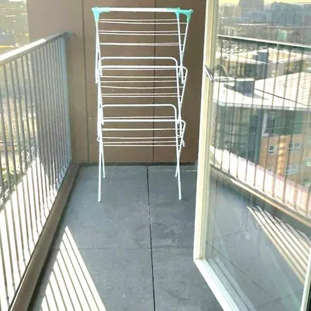 Apartment 1 Bed-sleeps 2-private Balcony-10 Min Centre *