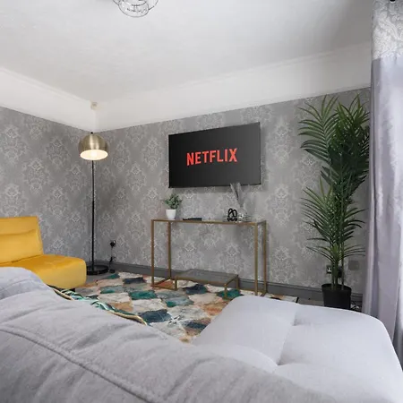 Boutique 3bd Opposite Etihad & Coop - Free Parking - Pool Table Vakantiehuis *
