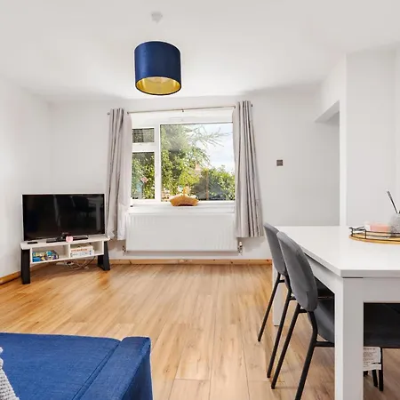 Long 3br House With Parking *