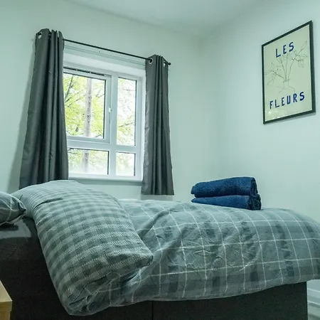 Stunning Modern 2 Bed Flat, With Parking, Near Town Apartment