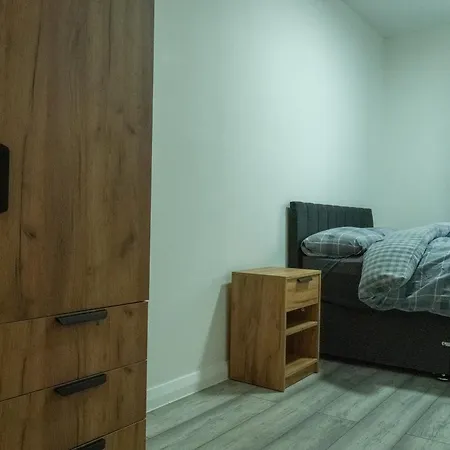Apartment Stunning Modern 2 Bed Flat, With Parking, Near Town *