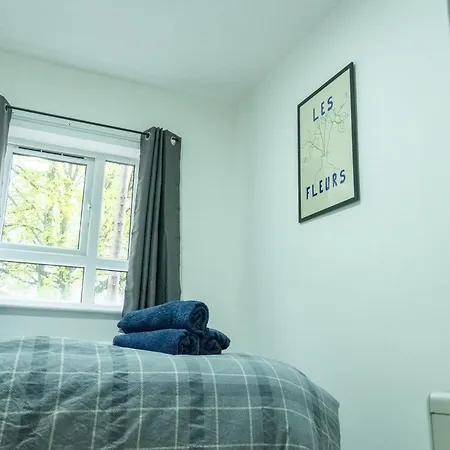 Stunning Modern 2 Bed Flat, With Parking, Near Town