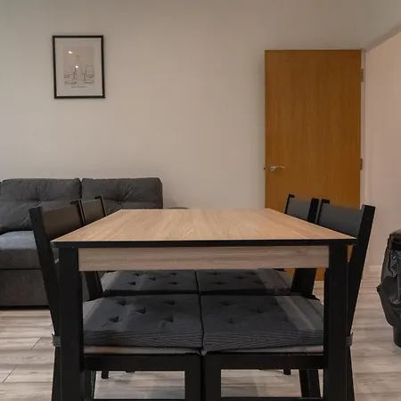 Apartment Stunning Modern 2 Bed Flat, With Parking, Near Town *