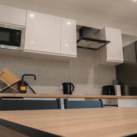 Stunning Modern 2 Bed Flat, With Parking, Near Town Manchester