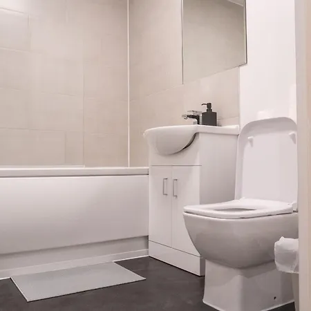 Stunning Modern 2 Bed Flat, With Parking, Near Town Apartment