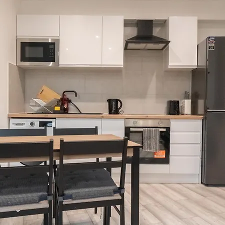Stunning Modern 2 Bed Flat, With Parking, Near Town Apartment *