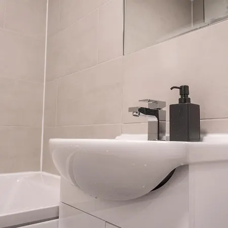 Stunning Modern 2 Bed Flat, With Parking, Near Town * Manchester