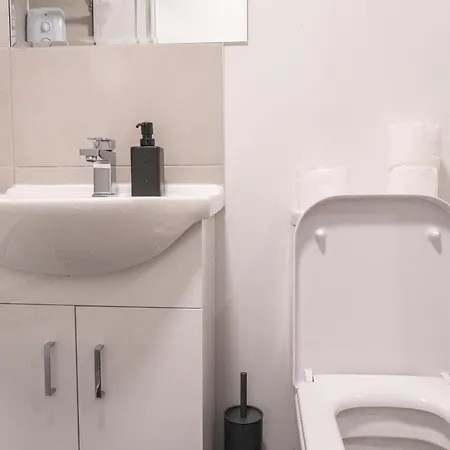 Apartment Stunning Modern 2 Bed Flat, With Parking, Near Town *