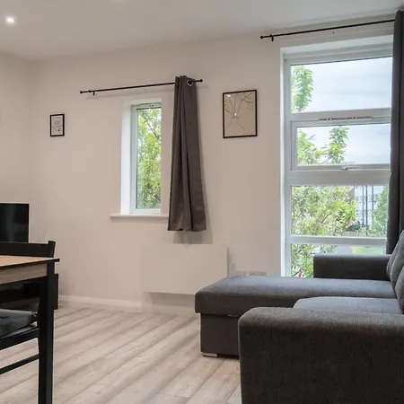 Stunning Modern 2 Bed Flat, With Parking, Near Town Apartment
