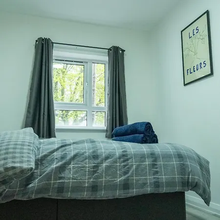 Stunning Modern 2 Bed Flat, With Parking, Near Town Apartment Manchester