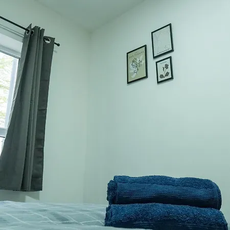 Stunning Modern 2 Bed Flat, With Parking, Near Town Apartment Manchester