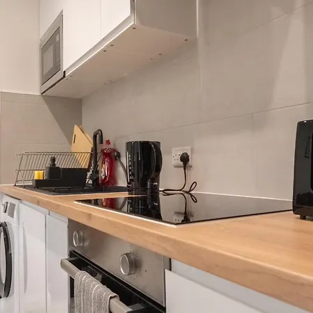 Stunning Modern 2 Bed Flat, With Parking, Near Town * Manchester