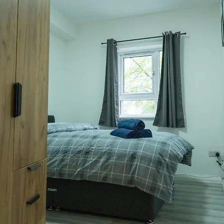 Stunning Modern 2 Bed Flat, With Parking, Near Town Appartement