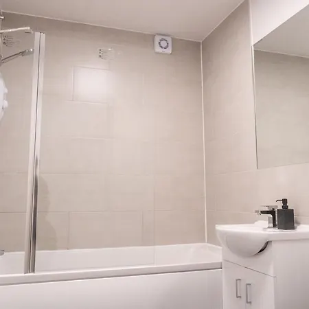 Apartment Stunning Modern 2 Bed Flat, With Parking, Near Town