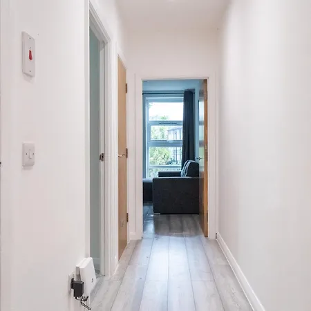 Apartment Stunning Modern 2 Bed Flat, With Parking, Near Town *