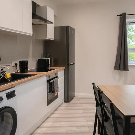 Stunning Modern 2 Bed Flat, With Parking, Near Town Apartment Manchester