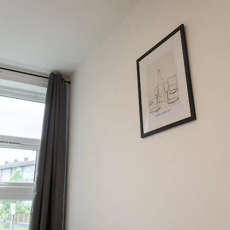 Stunning Modern 2 Bed Flat, With Parking, Near Town * Manchester