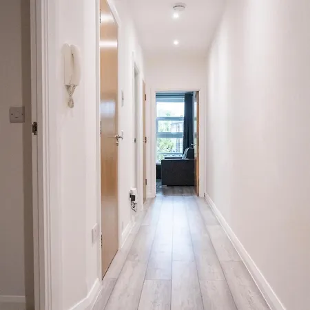 Stunning Modern 2 Bed Flat, With Parking, Near Town