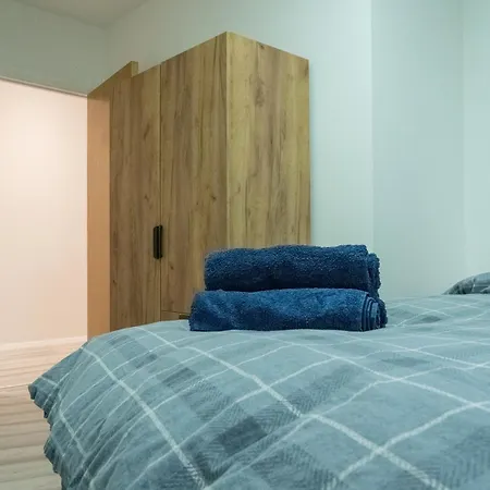 Apartment Stunning Modern 2 Bed Flat, With Parking, Near Town