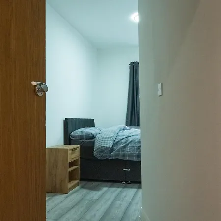 Stunning Modern 2 Bed Flat, With Parking, Near Town Apartment *