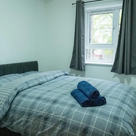 Apartment Stunning Modern 2 Bed Flat, With Parking, Near Town *