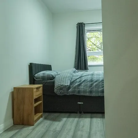 Stunning Modern 2 Bed Flat, With Parking, Near Town Apartment
