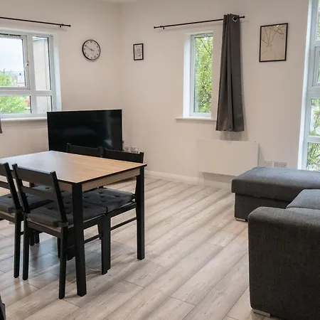 Stunning Modern 2 Bed Flat, With Parking, Near Town Apartment *