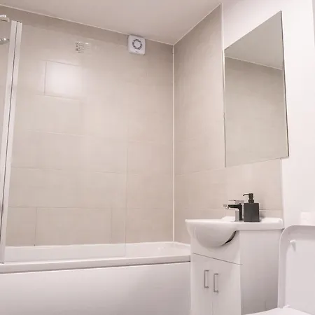 Apartment Stunning Modern 2 Bed Flat, With Parking, Near Town *