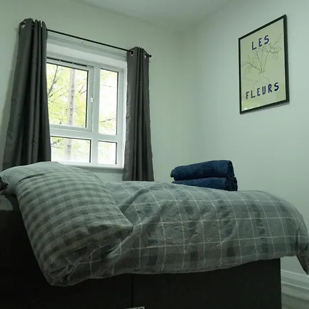 Stunning Modern 2 Bed Flat, With Parking, Near Town Apartment Manchester