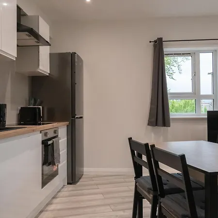Stunning Modern 2 Bed Flat, With Parking, Near Town