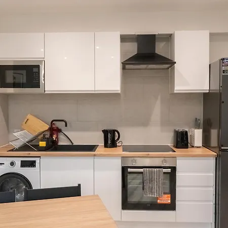 Apartment Stunning Modern 2 Bed Flat, With Parking, Near Town