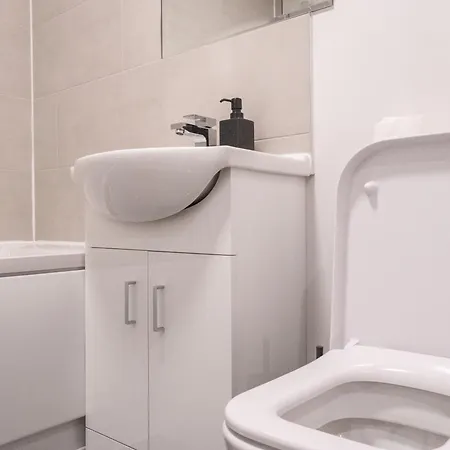 Stunning Modern 2 Bed Flat, With Parking, Near Town Apartment *