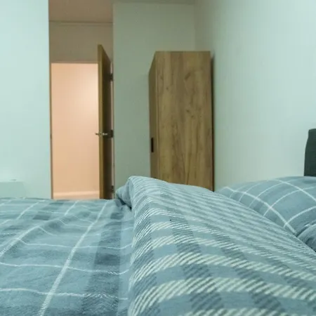 Apartment Stunning Modern 2 Bed Flat, With Parking, Near Town *