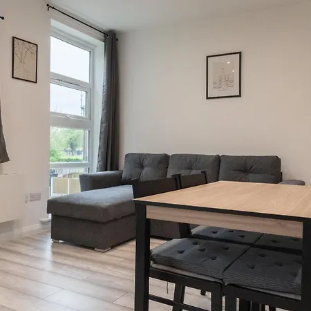 Stunning Modern 2 Bed Flat, With Parking, Near Town Manchester