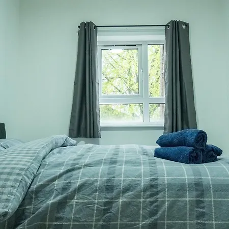 Stunning Modern 2 Bed Flat, With Parking, Near Town Apartment *