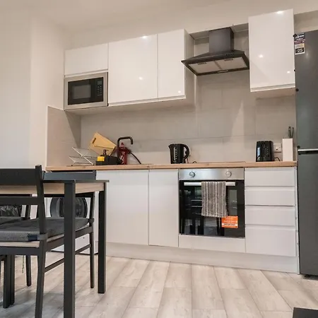 Stunning Modern 2 Bed Flat, With Parking, Near Town Apartment *