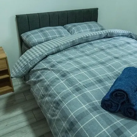Stunning Modern 2 Bed Flat, With Parking, Near Town Apartment Manchester