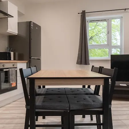 Stunning Modern 2 Bed Flat, With Parking, Near Town *