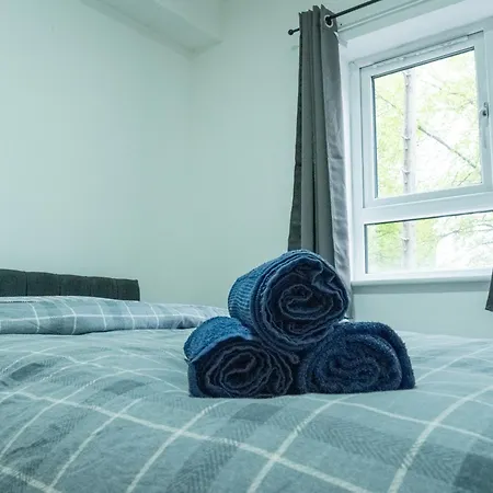 Stunning Modern 2 Bed Flat, With Parking, Near Town Apartment Manchester