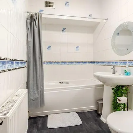 2 Min Walk Etihad Stadium & Coop Arena - 3br, Free Parking Apartment