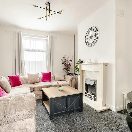 2 Min Walk Etihad Stadium & Coop Arena - 3br, Free Parking Apartment *