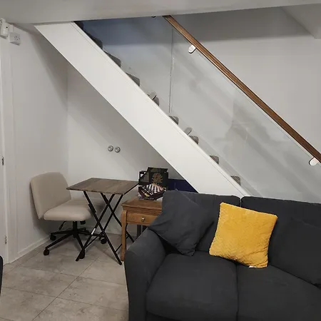 Modern 2Bed House Family Contractor Friendly Free Parking Quiet Area בית נופש *