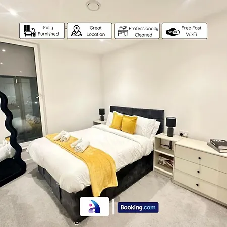 Spacious By Avalora Short Lets & Serviced Old Trafford With Free Wi-fi, Mcr Stadium, Sleeps 6 * Manchester