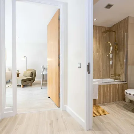 2 Bed Flat Free Parking By Superhost Apartment *